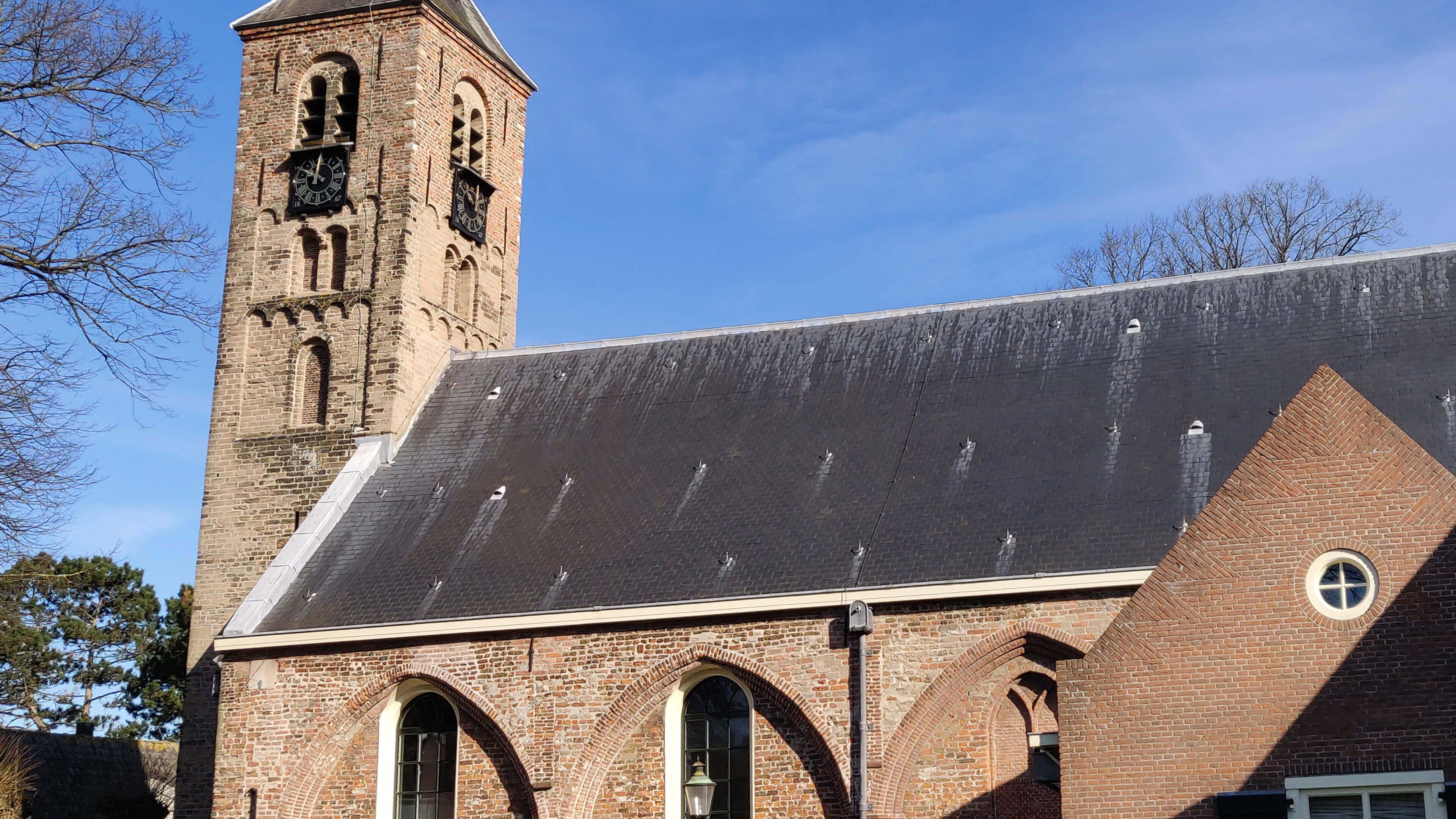 Zondag rondje in en om de Engelmunduskerk. Kerk Oud-Velsen duizend jaar oud