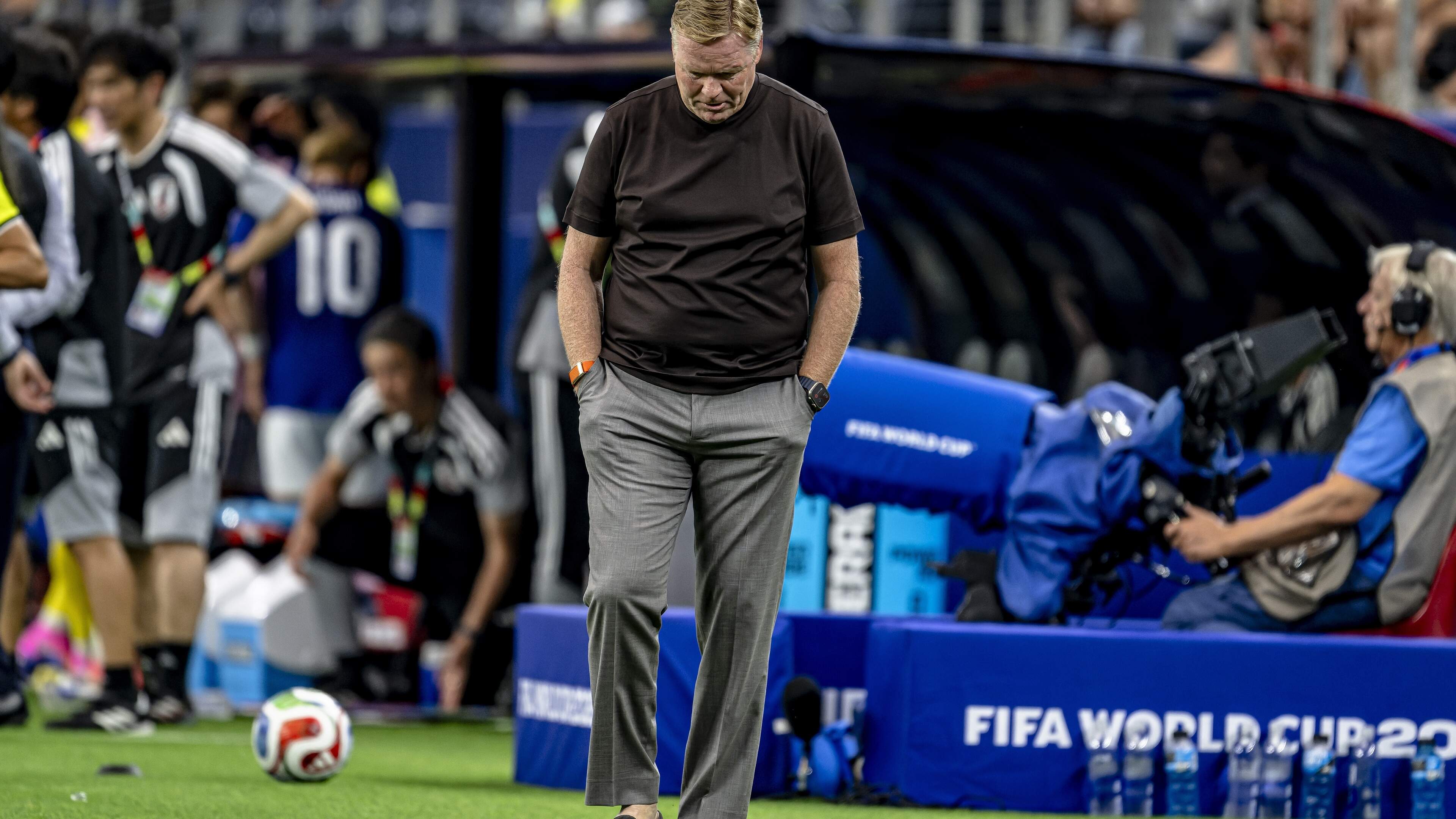 Ronald Koeman kan ondanks ’lichte teleurstelling’ leven met gelijkspel: ’We denken maar dat wij van iedereen makkelijk winnen’