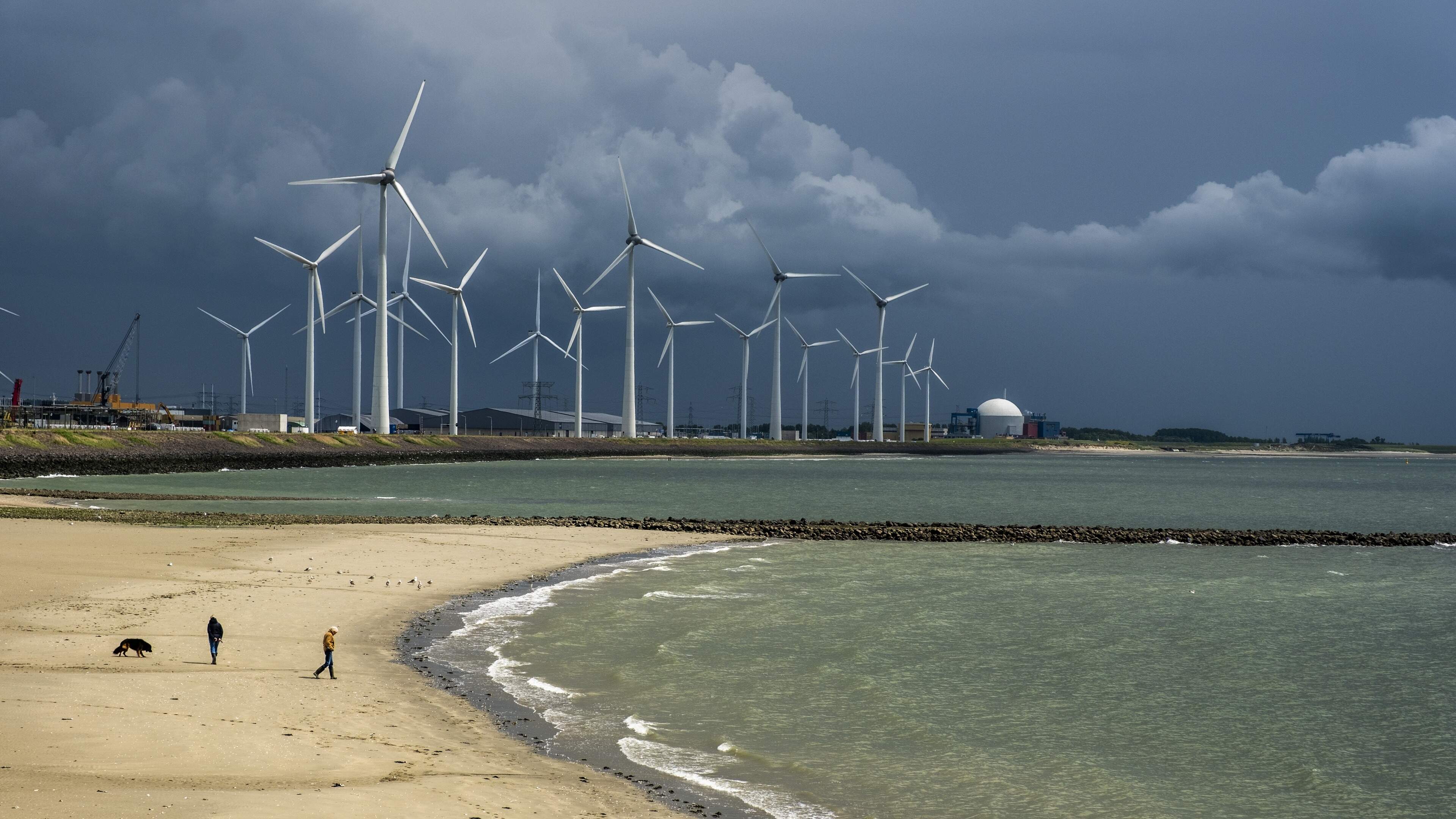 Veel bewolking en plaatselijk een bui, in de avond zomerse temperaturen verwacht