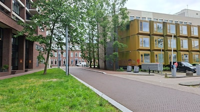 Rechter wijst bezwaar buurtbewoner af: ex-daklozen blijven in voormalig kantoor aan Willemstraat tot sloop in 2027