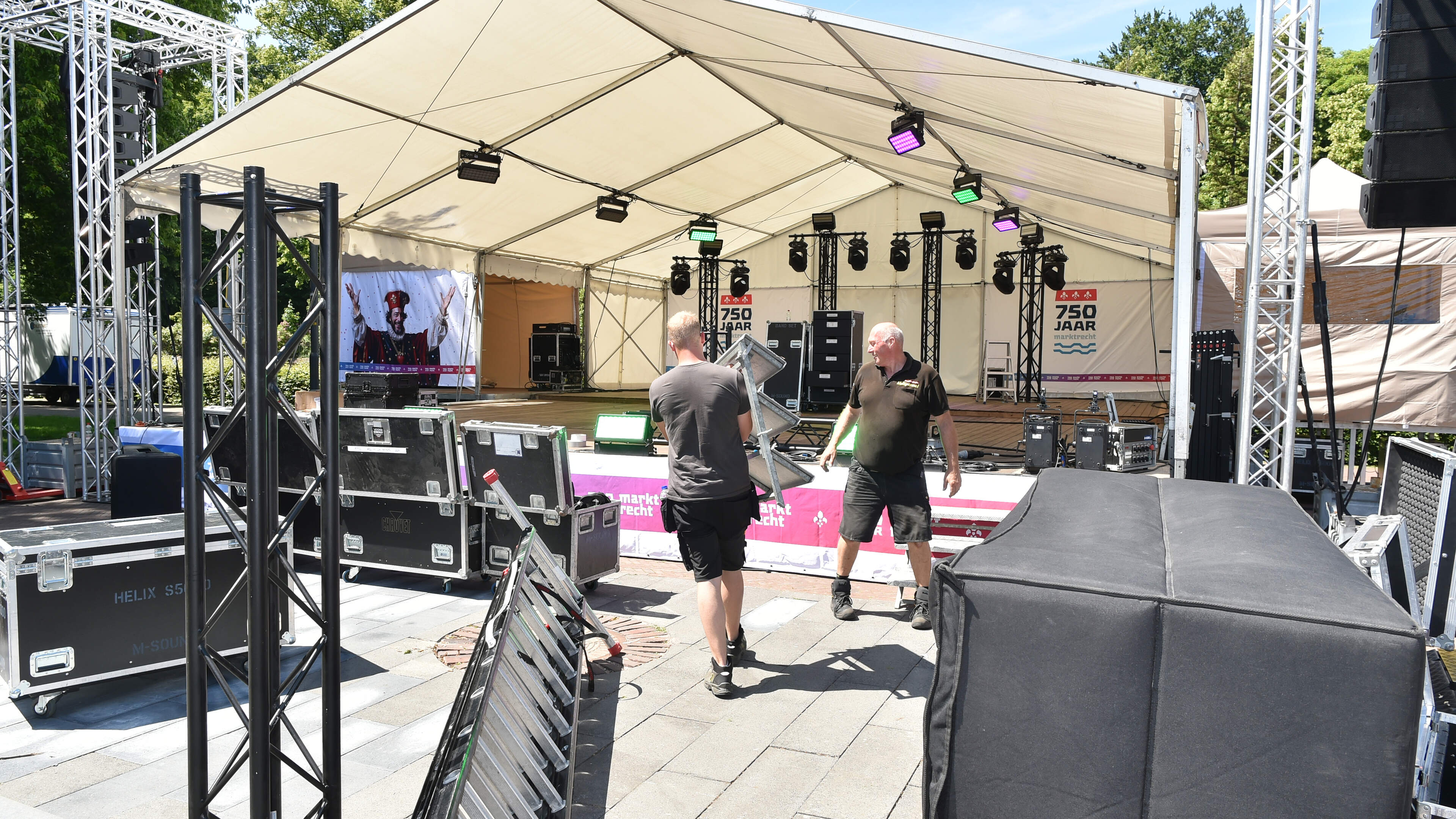 Met zomerse temperaturen wordt er hard gewerkt aan een tent op het Stationsplein. Na een half jaar 750 jaar marktrecht-activiteiten, is het tijd voor een groot feest in Beverwijk