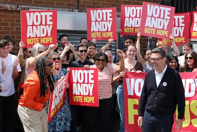 Labour-kopstuk Andy Burnham wint lokale verkiezingen en kan Britse premier Starmer uitdagen