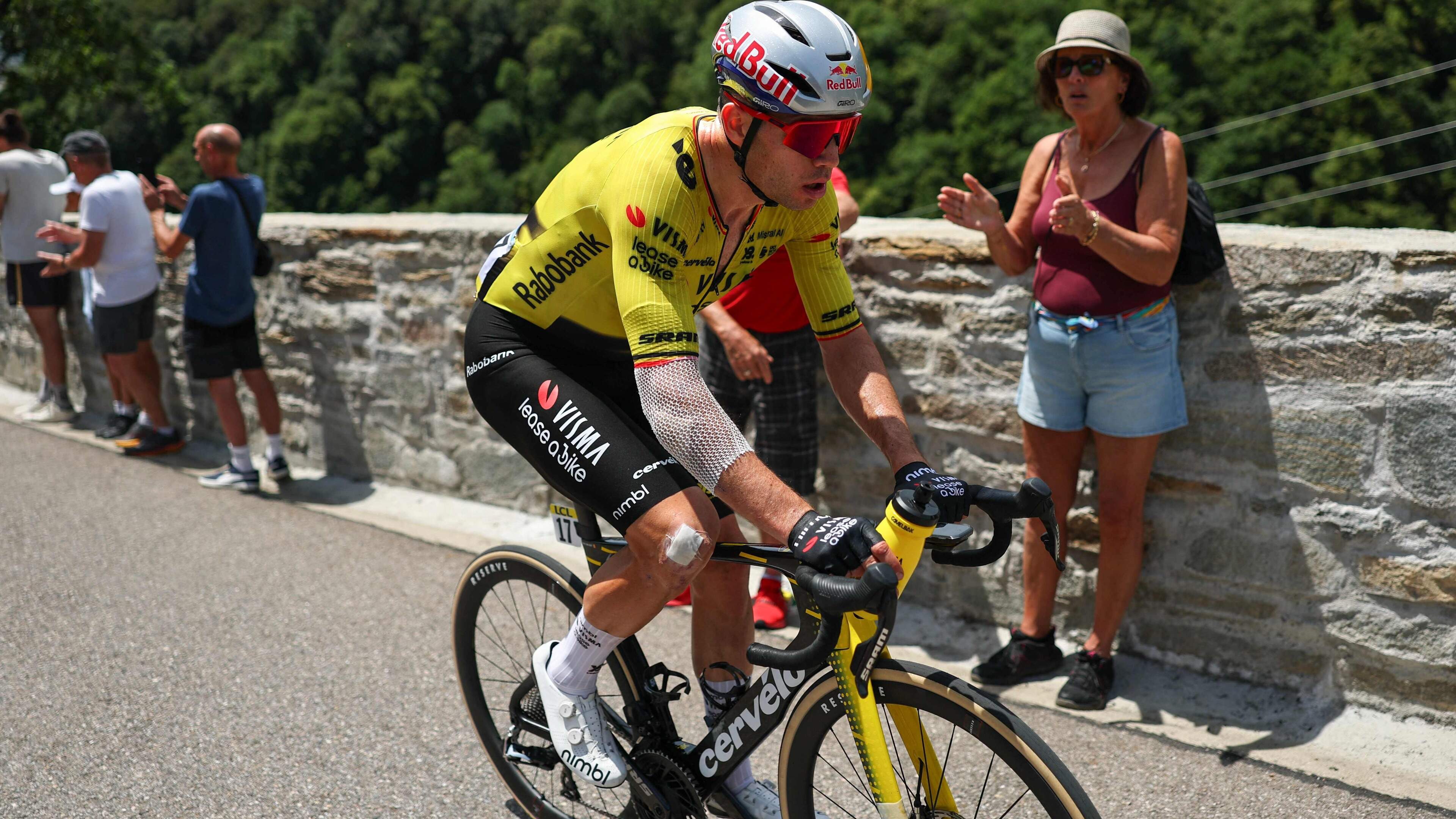 Wout van Aert mist Tour de France door elleboogblessure: ’Dit is een grote teleurstelling’