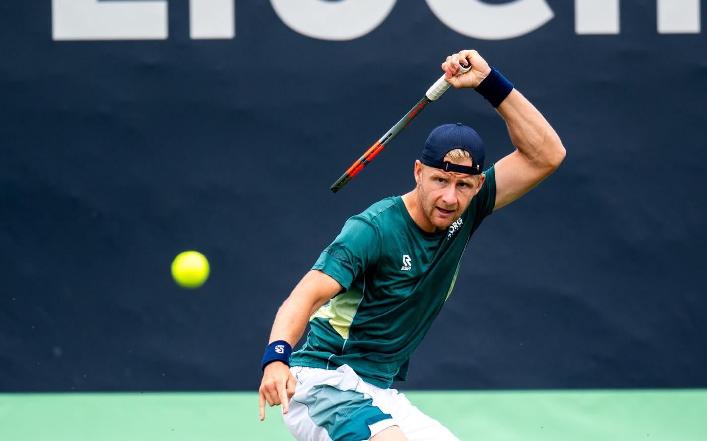 ‘Gravelbijter’ Max Houkes (25) gaat nu ook naar het heilige gras van Wimbledon. ‘Je moet zorgen dat jij de eerste tik uitdeelt’