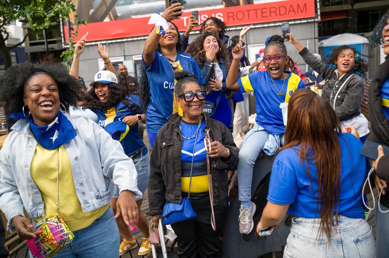 Het WK in Rotterdam: Braziliaanse glitternagels, Turkije kijken in de moskee en supporters van Curaçao swingen op Viva Hollandia