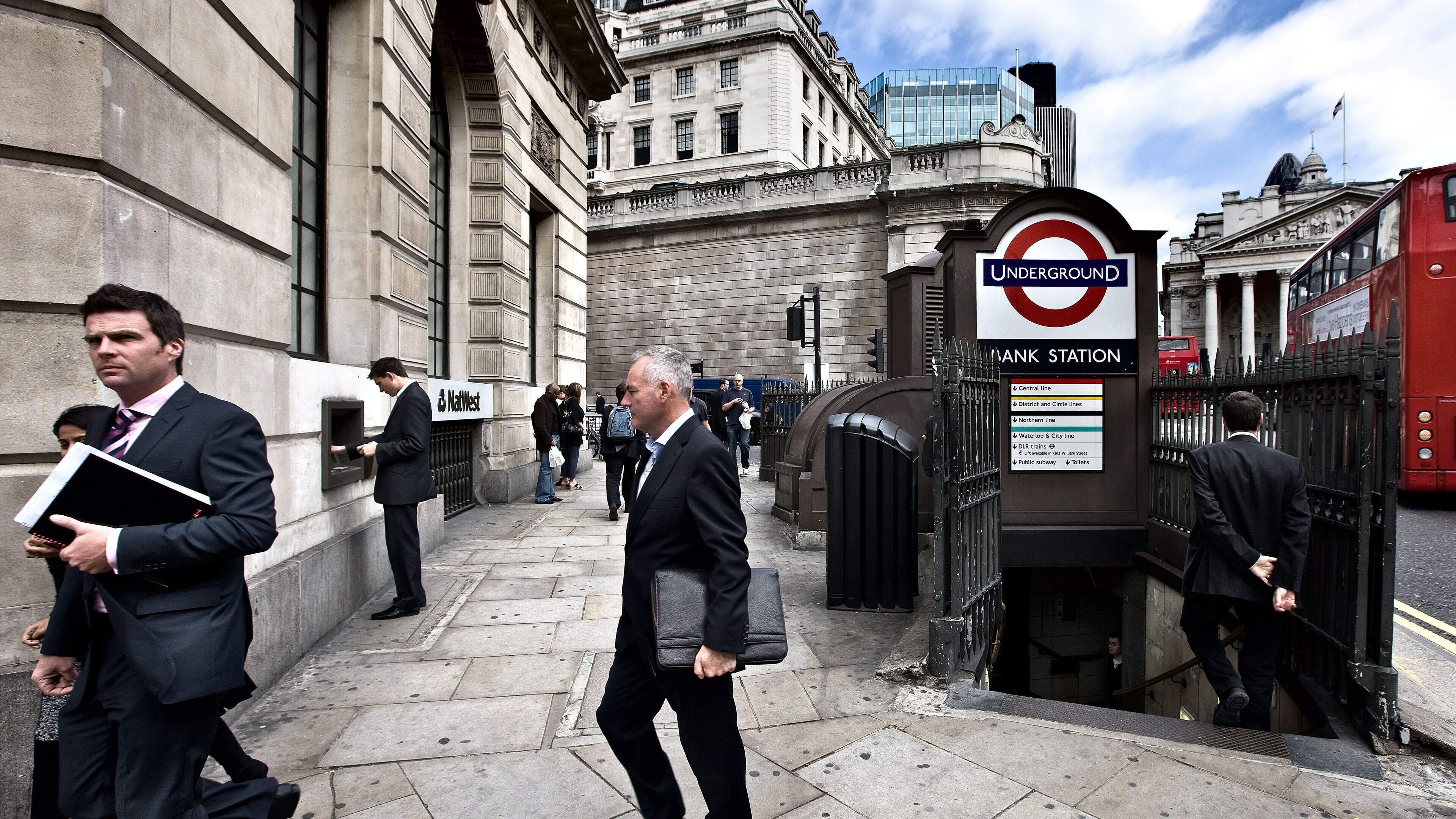 AI verovert Britse financiële sector, aantal vacatures daalt fors: ’Mensen snel vervangen door algoritmes’