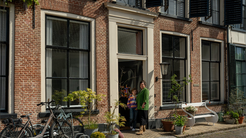 Wonen en werken in het oude postkantoor van Elburg. ‘Toeristen poseren op onze stoep’