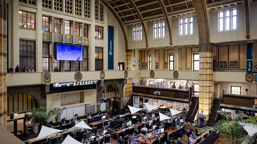 AEX licht hoger, olieprijzen blijven dalen na vredesakkoord