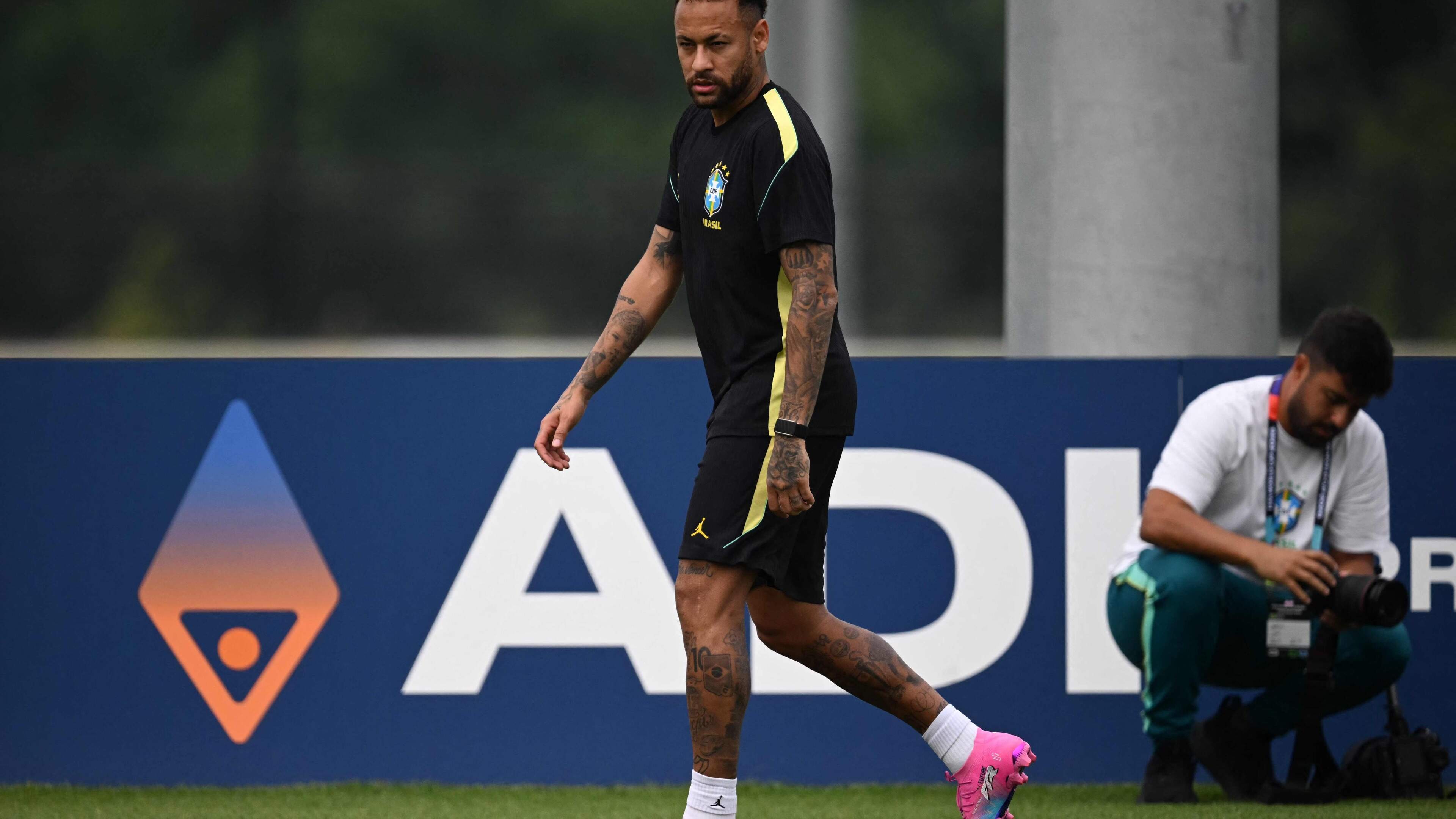 President Brazilië drijft spot met geblesseerde Neymar: ’Eerste speler ooit die opgeroepen is om van thuis te werken’
