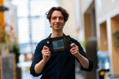 Spelcomputer die oplaadt door jouw bewegingen: kan gamen straks zonder batterijen?