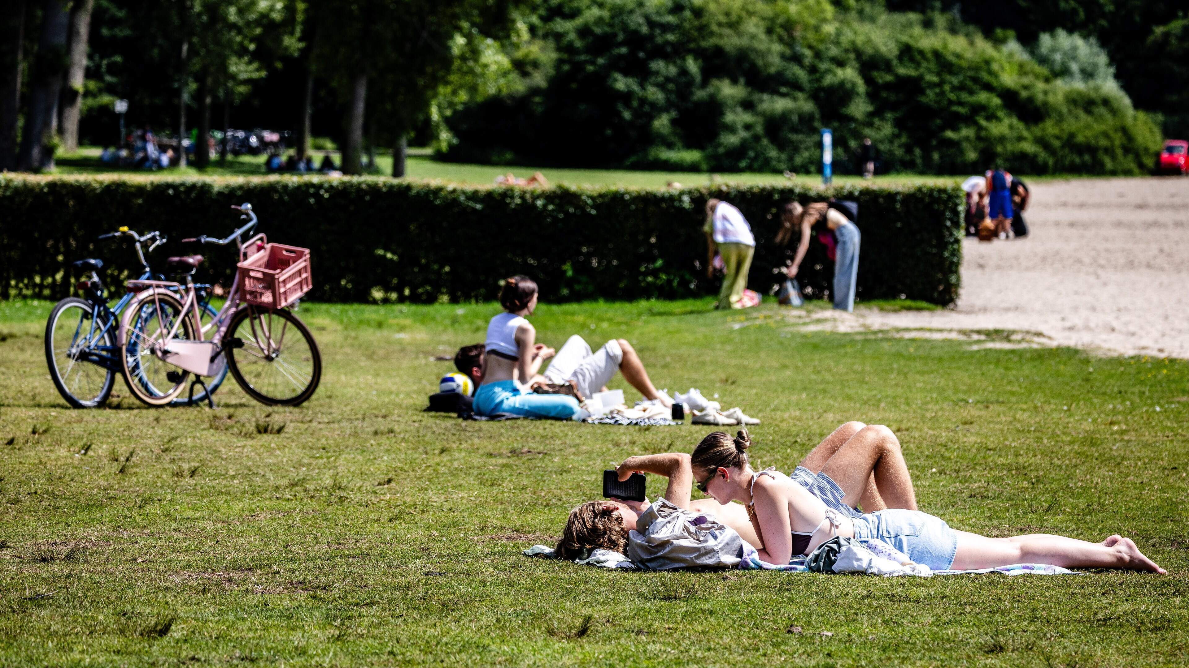 Verzengende vrijdag: nationaal hitteplan, code geel en tropische temperaturen met kans op onweer en hagel
