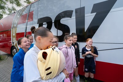 Jonge voetbalsters naar landelijke finale in PSV-bus: ‘Spelen op de plek waar Oranje traint’