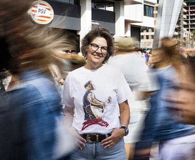 Inge (60) haatte haar hele leven bijna alle muziek: ‘Ik vluchtte uit winkels en stopte mijn vingers in mijn oren’