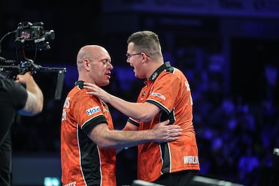 World Cup of Darts | Michael van Gerwen en Gian van Veen overtuigend naar halve finale, Noord-Ierland de tegenstander