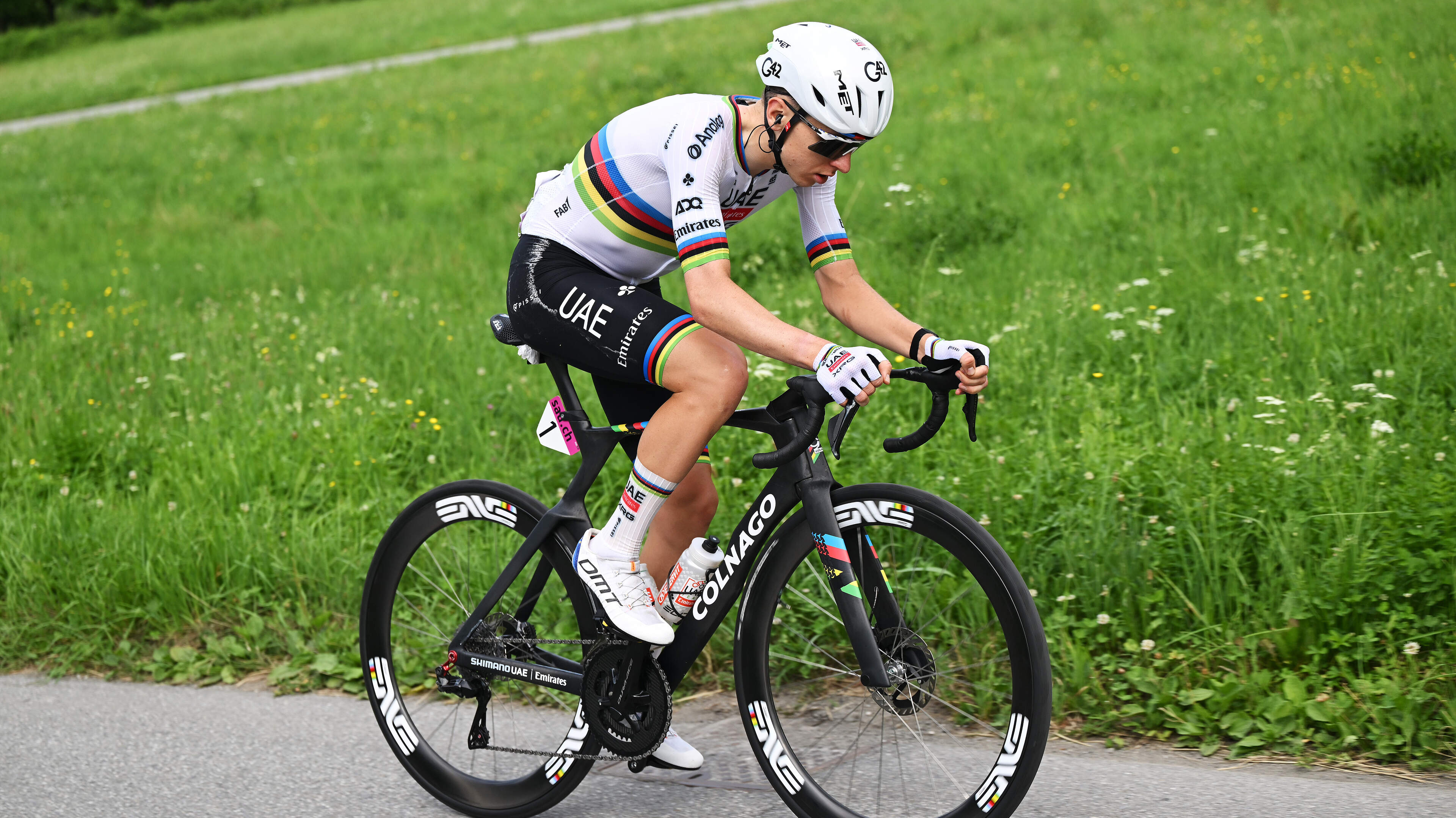 Tadej Pogacar sloopt concurrentie: machtige solo in openingsetappe Ronde van Zwitserland