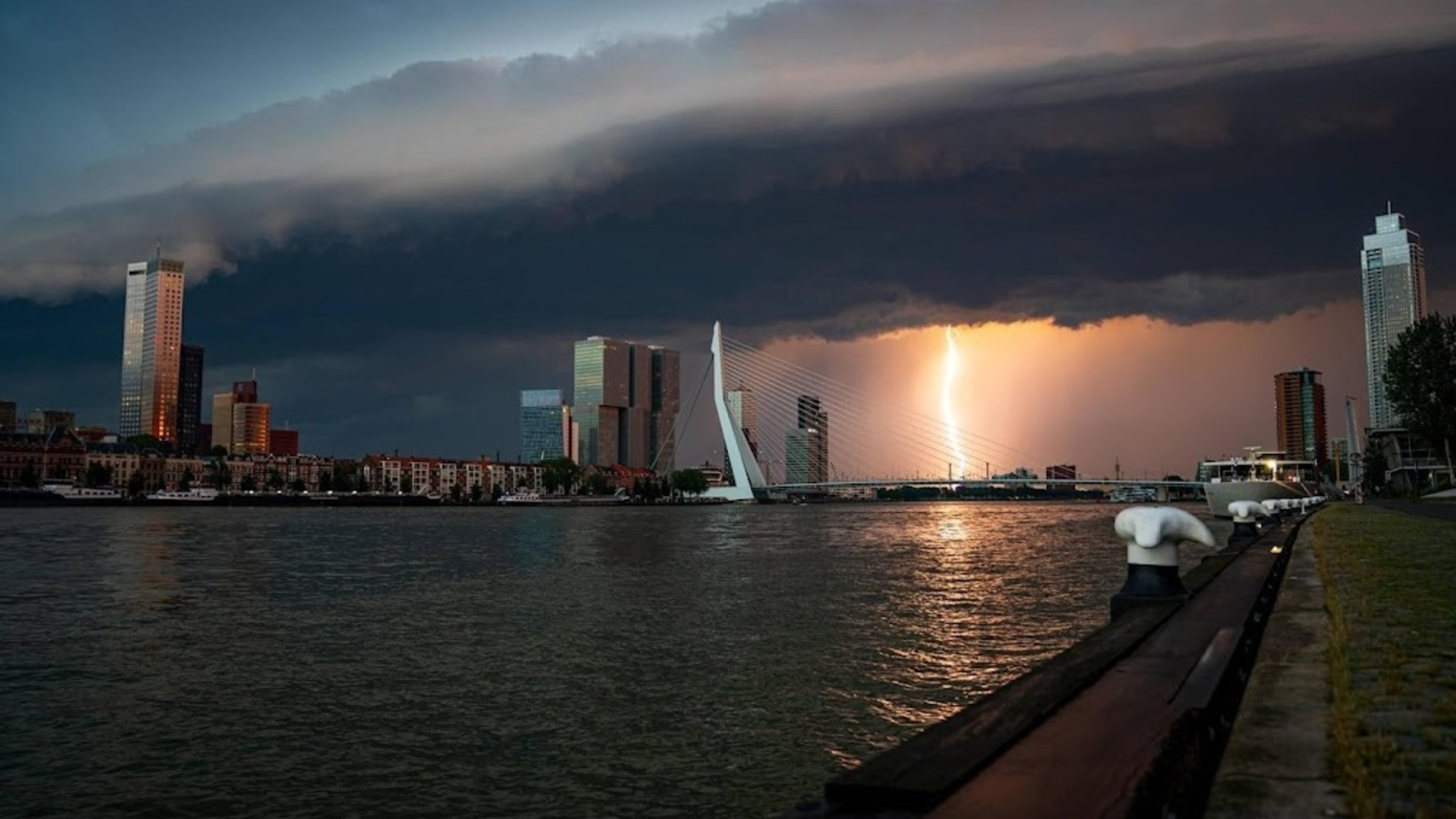 Veel stormmeldingen in midden van Nederland, NL-Alert verstuurd