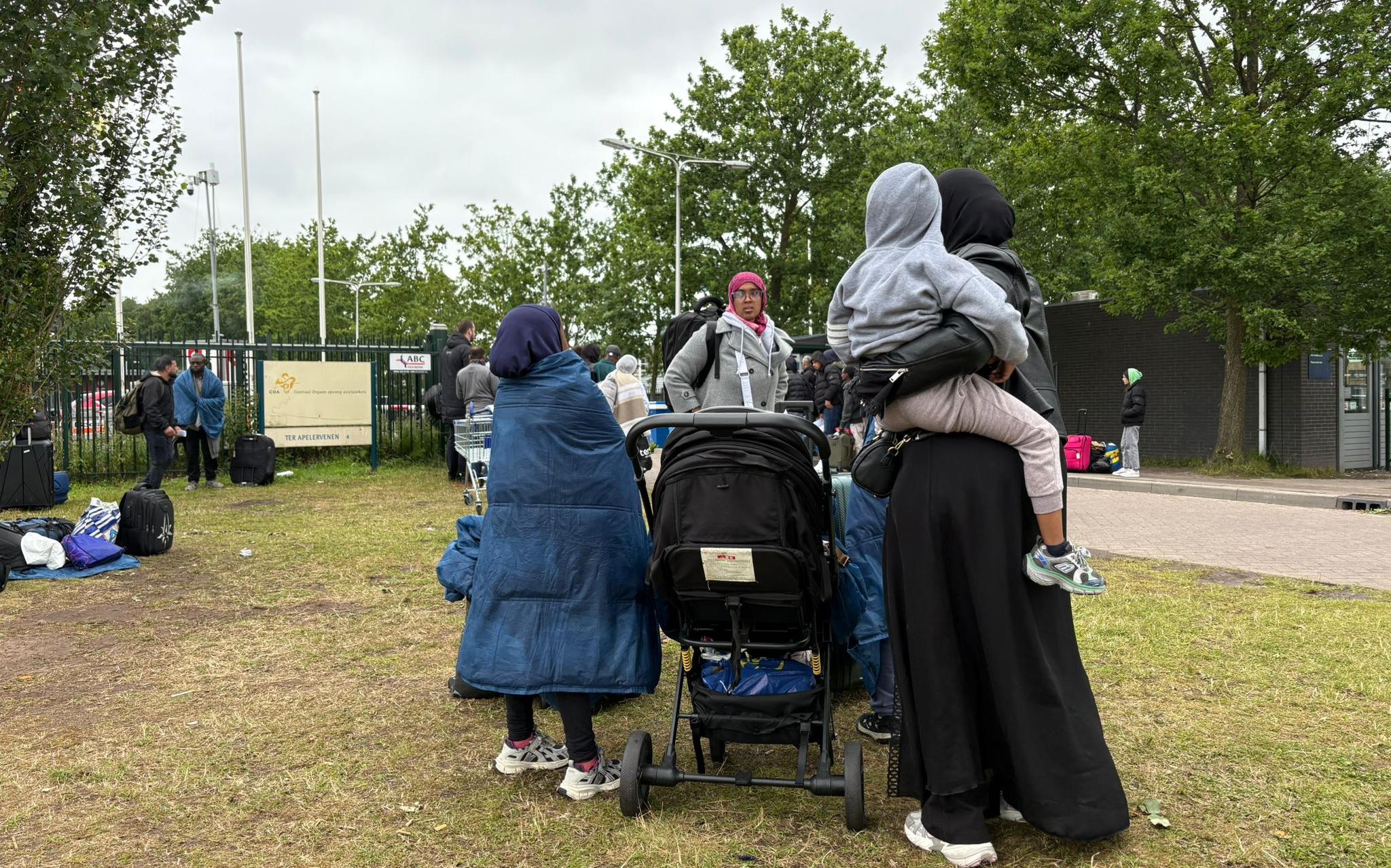 Ook vrouwen en kinderen moeten nu buiten wachten in Ter Apel, dat steeds meer op een tentenkamp lijkt