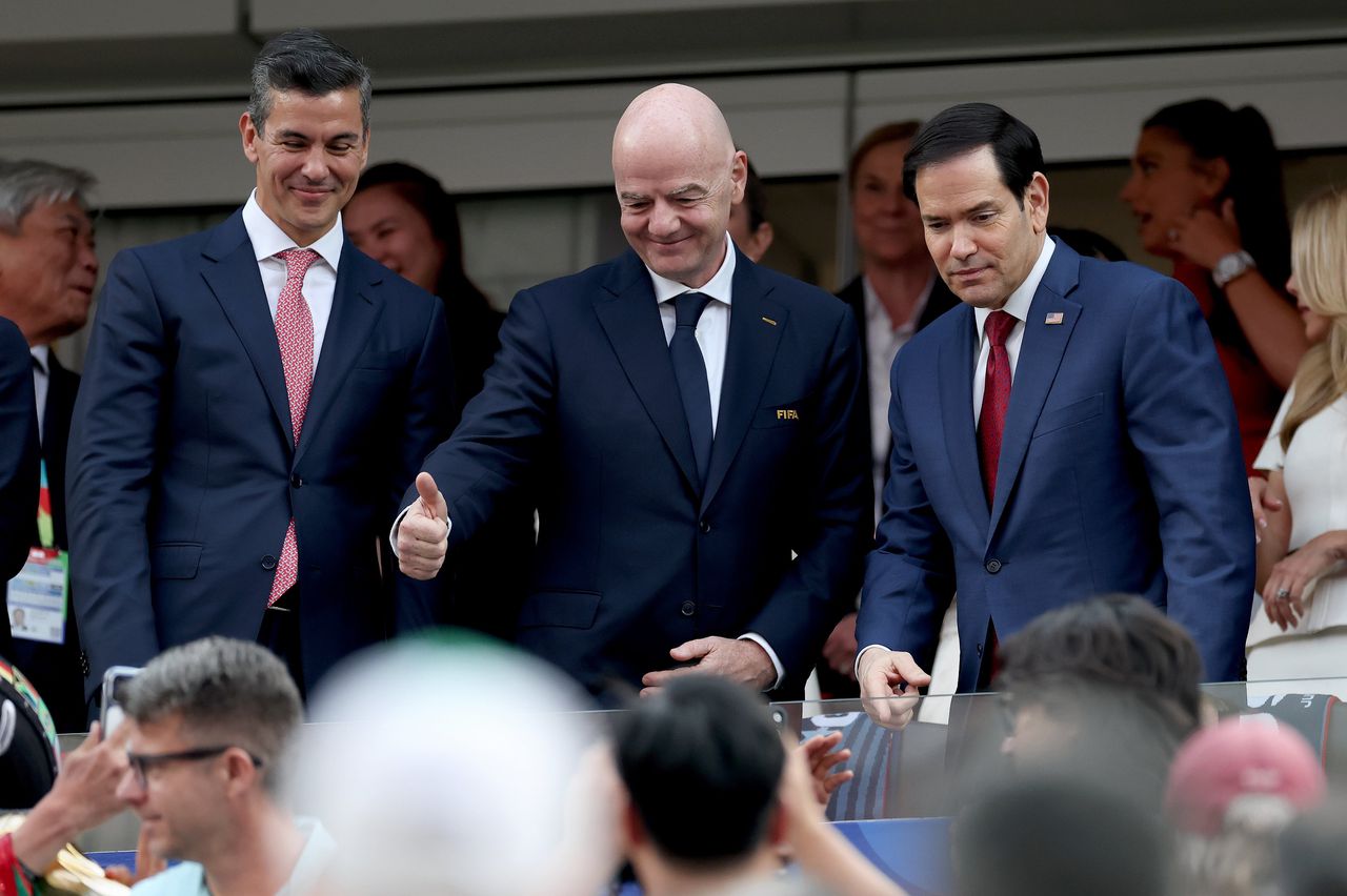 Met hulp van door Qatar gesponsorde privéjet bezoekt FIFA-president dit WK Infantino twee wedstrijden per dag
