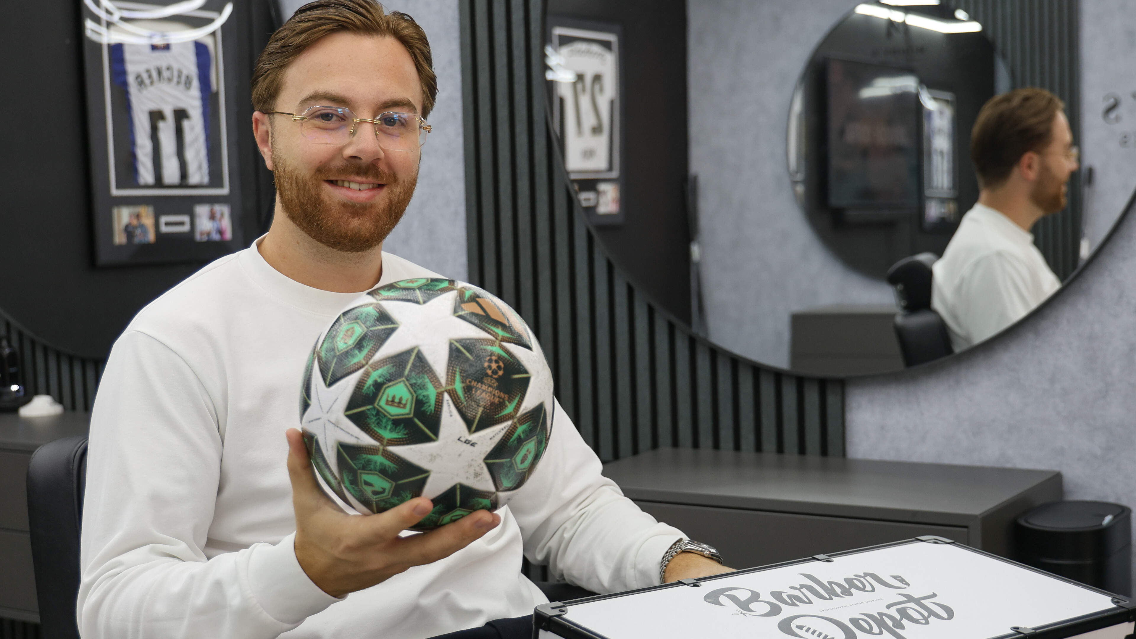 Voetbalkapper Mitchel Ammen kijkt uit naar knipbeurten op het WK-voetbal en beoordeelt coupes. ’Als je belabberd speelt, praten ze het eerst over je kapsel’