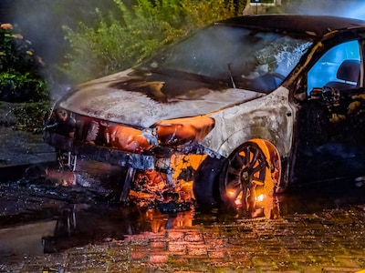 Geparkeerde auto gaat in vlammen op in Hengelo