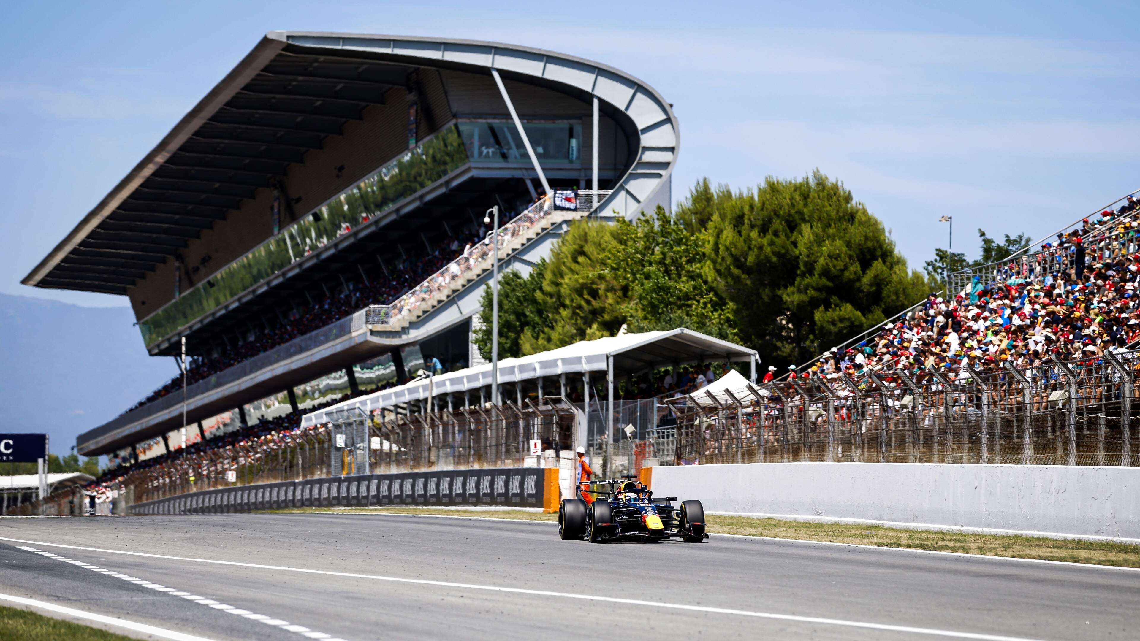 Max Verstappen vierde in GP Barcelona, Hamilton boekt zijn eerste zege voor Ferrari