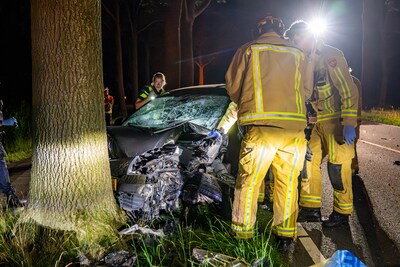 Automobilist gewond na botsing tegen bomen in Bakel