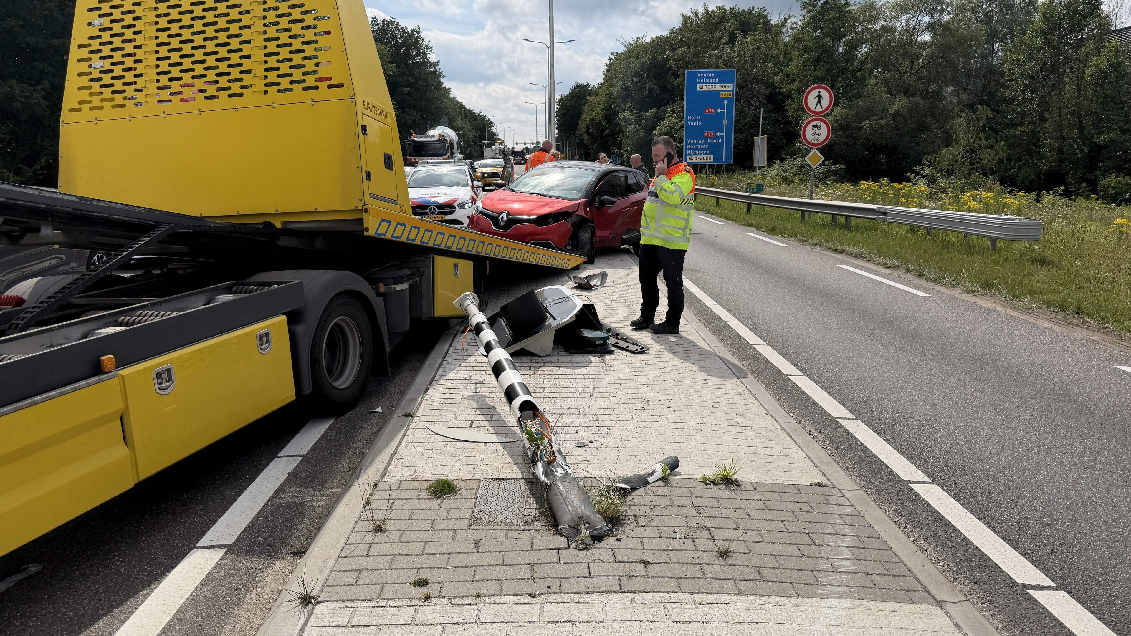 Auto zwaar beschadigd na botsing met verkeerslicht in Oostrum