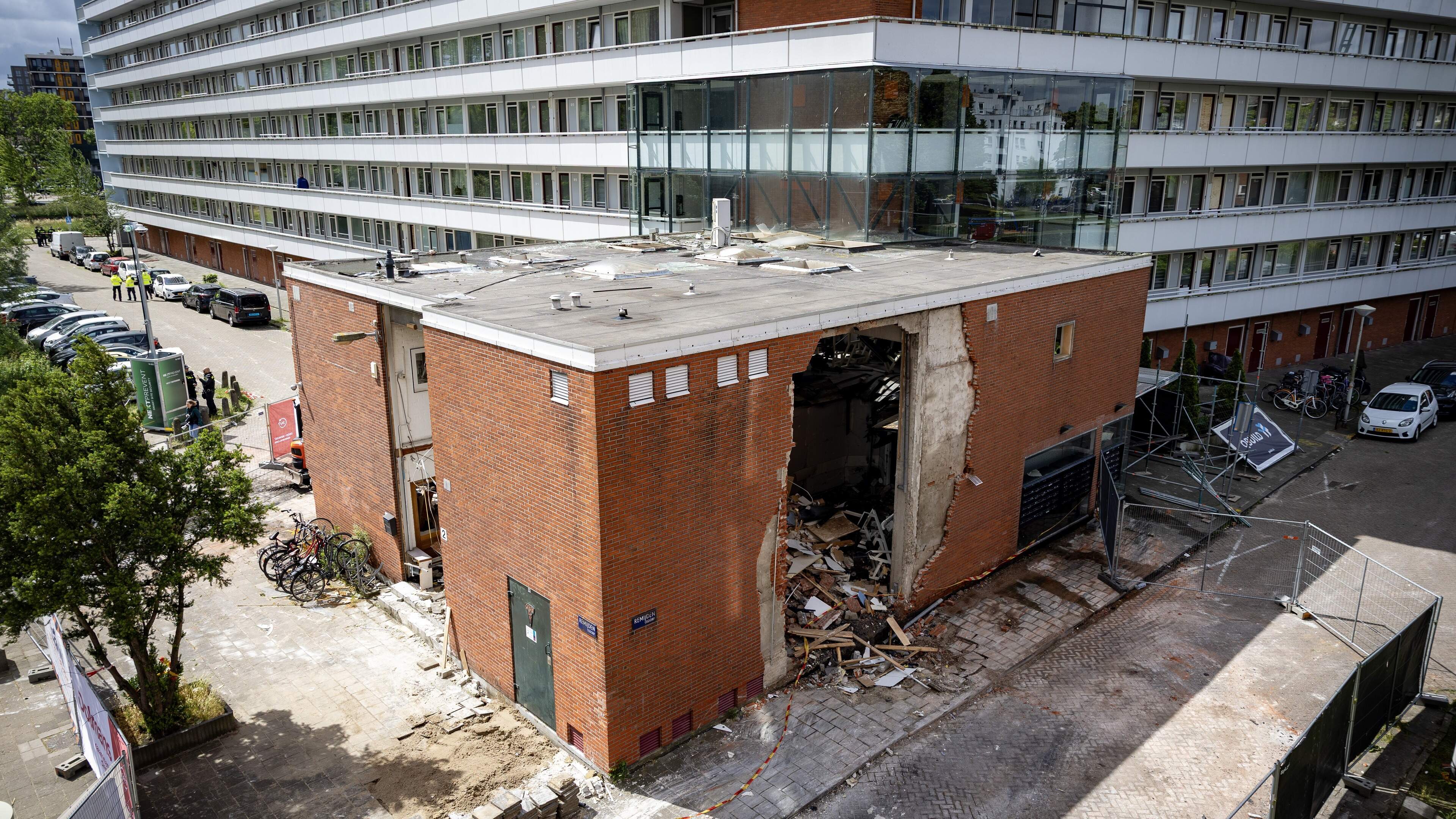 Flatbewoners vol vragen na explosie in Osdorp: ’Politie en gemeente hebben nooit iets gedaan met meldingen over verdachte situaties’