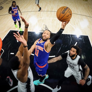 Basketbalclub New York Knicks voor het eerst in 53 jaar kampioen, met dank aan ‘kleine’ Jalen Brunson