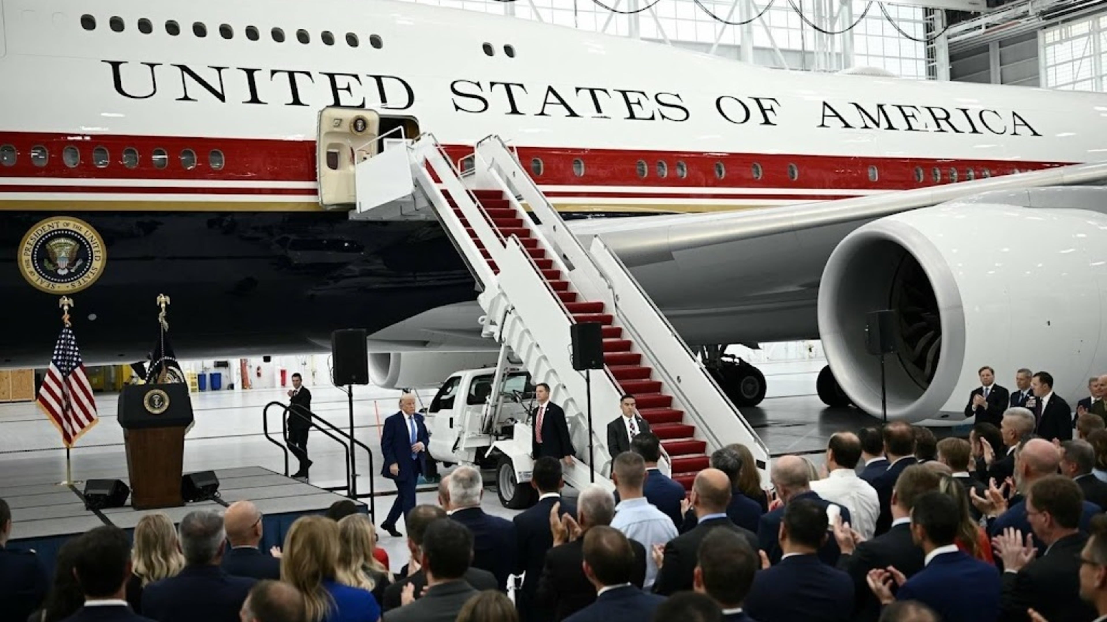 Trump toont Qatarese 747 die onderdeel Air Force One-vloot wordt