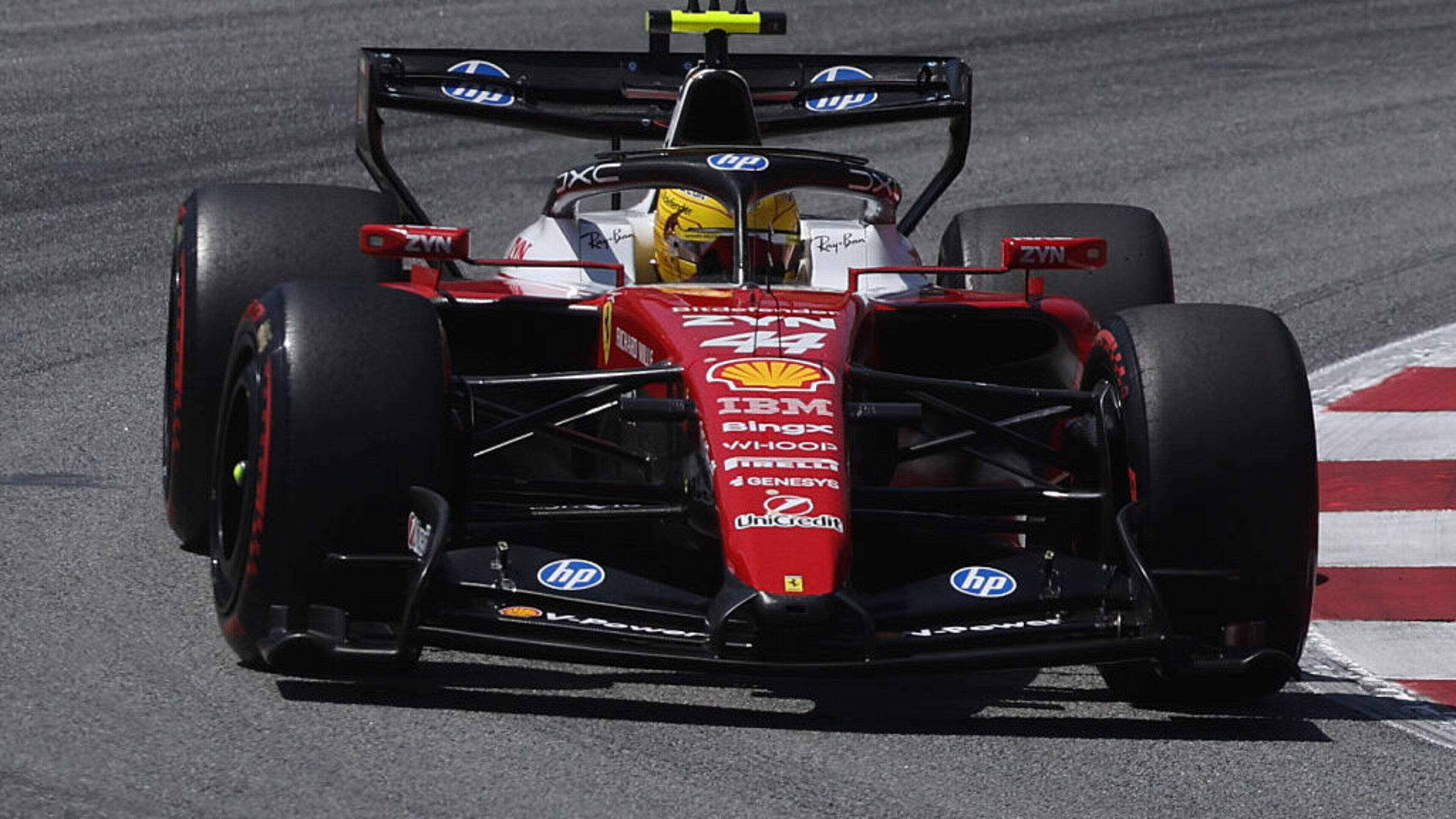 Lewis Hamilton (41) boekt eerste Ferrari-overwinning in Spanje, Max Verstappen vierde door uitvallen Antonelli
