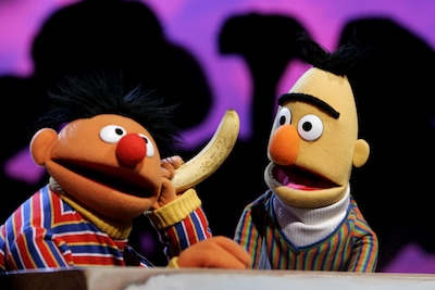 ‘Bert’ plaatst lieve advertentie voor Ernie na overlijden Wim T. Schippers: ‘Wat hadden we het fijn’
