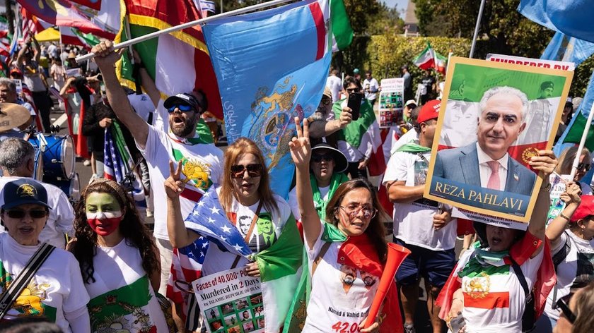 Enkele honderden demonstranten bij WK-stadion waar Iran voetbalt