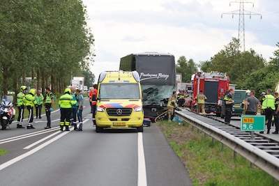 Buschauffeur die zwaargewond raakte bij ongeval op N36 buiten levensgevaar
