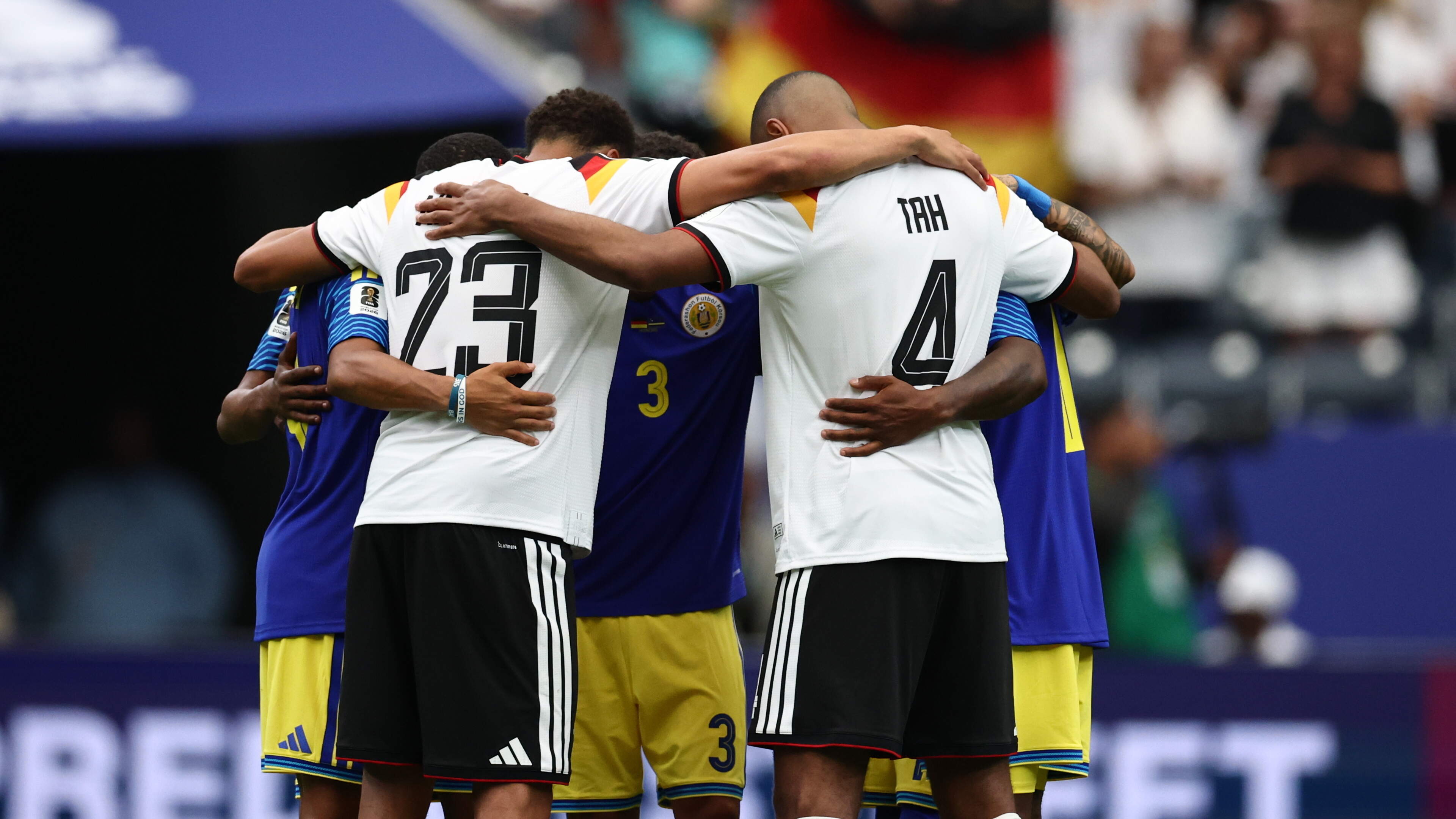Intiem moment op WK 2026: spelers van Curaçao en Duitsland bidden gezamenlijk in de middencirkel na doelpuntenfestijn