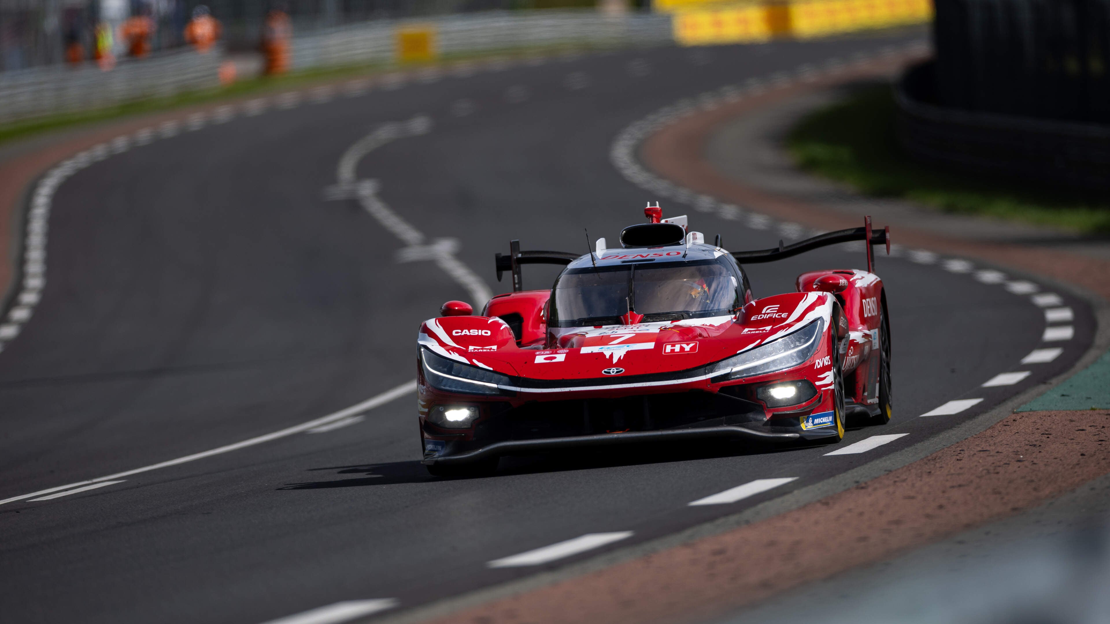 Prachtig succes voor Nyck de Vries: Nederlandse coureur wint 24 Uur van Le Mans en treedt in voetsporen Gijs van Lennep en Jan Lammers