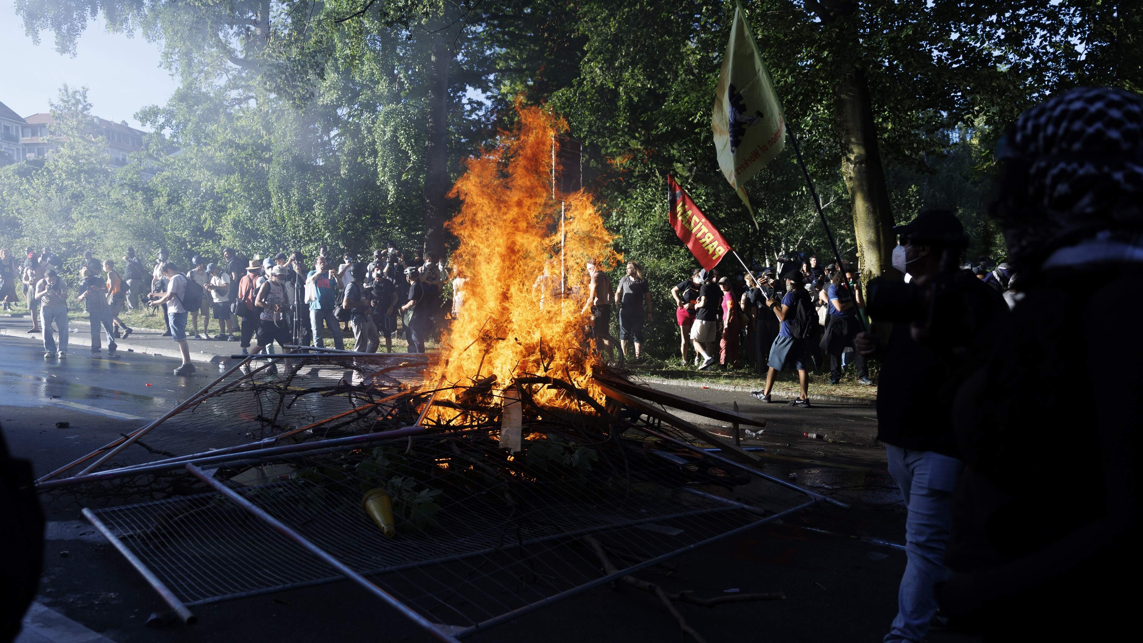 Protest in Genève tegen G7 mondt uit in confrontatie met politie