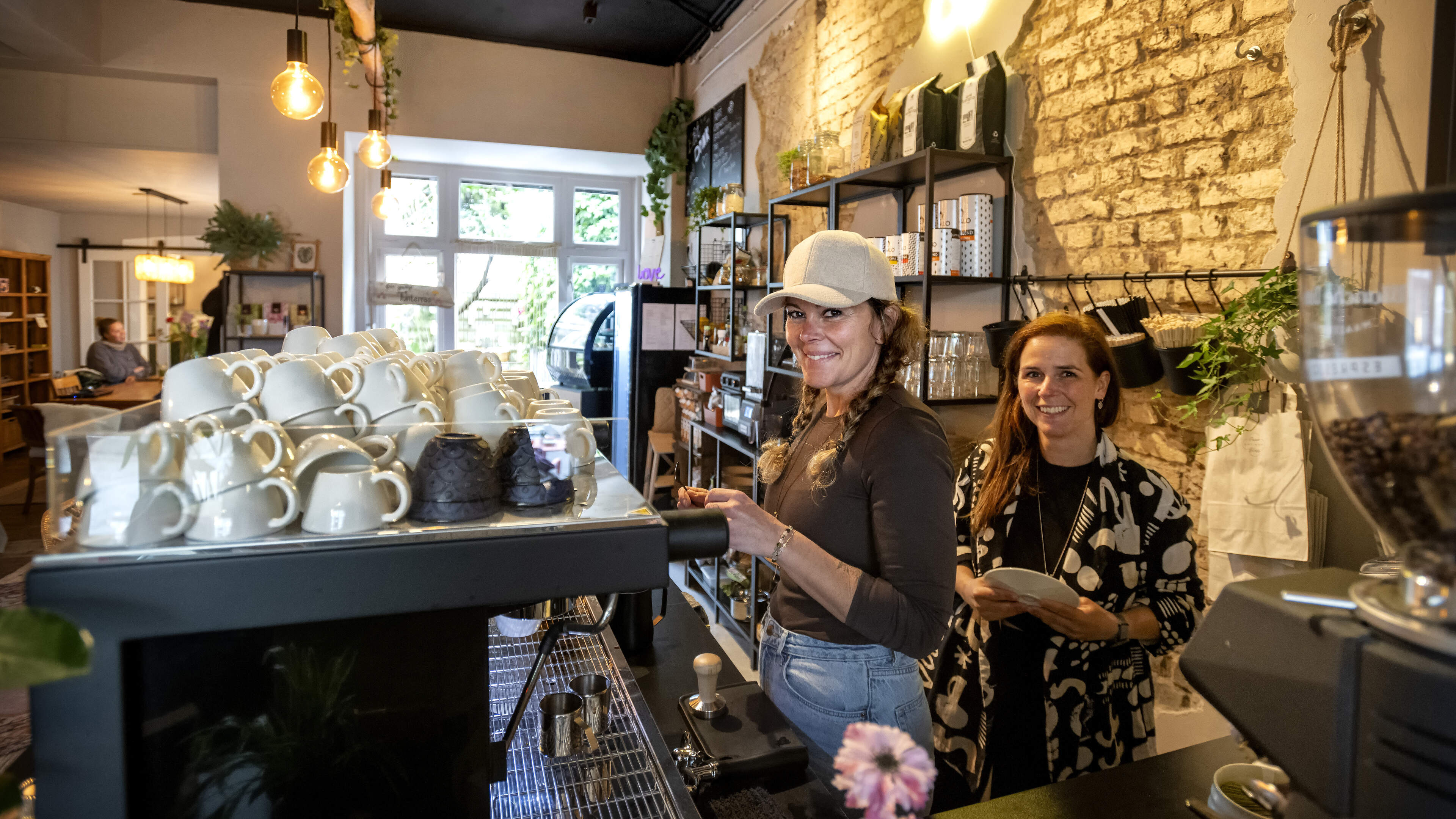 Niki en Regina beginnen in Heerlen conceptstore met horeca: ‘Mensen hebben behoefte aan een huiselijk plekje’
