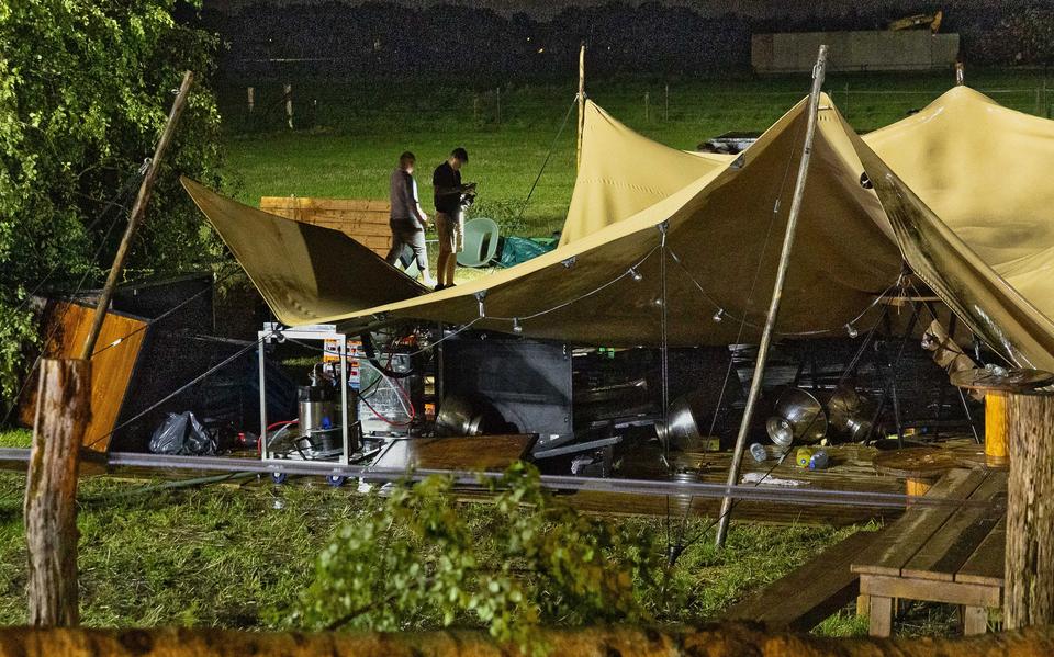 Bomen vallen op bruiloftstent bij Hollandscheveld: één gewonde, hulpdiensten groots ingezet na noodweer