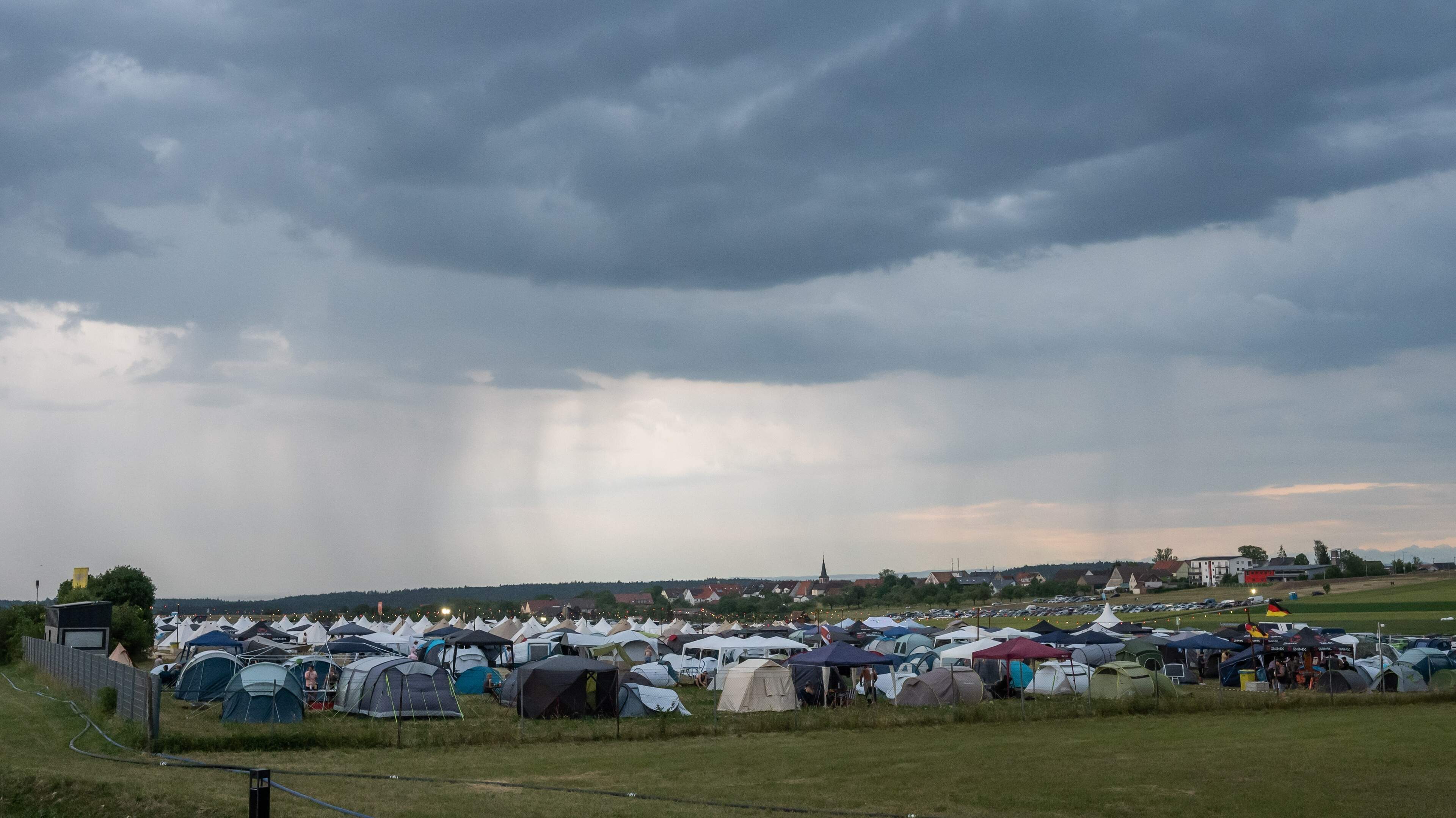 Duits festival onderbroken om zwaar onweer: bezoekers moeten van organisatie schuilen in auto’s