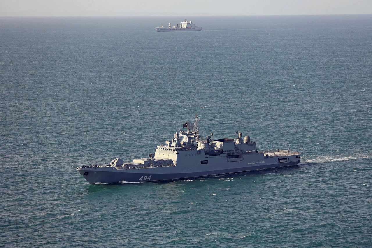 Russisch fregat lost waarschuwingsschoten nabij Brits jacht in het Kanaal, Britse ministerie doet onderzoek