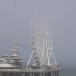 Video | Reuzenrad bij Scheveningen in nevelen gehuld door zeevlam
