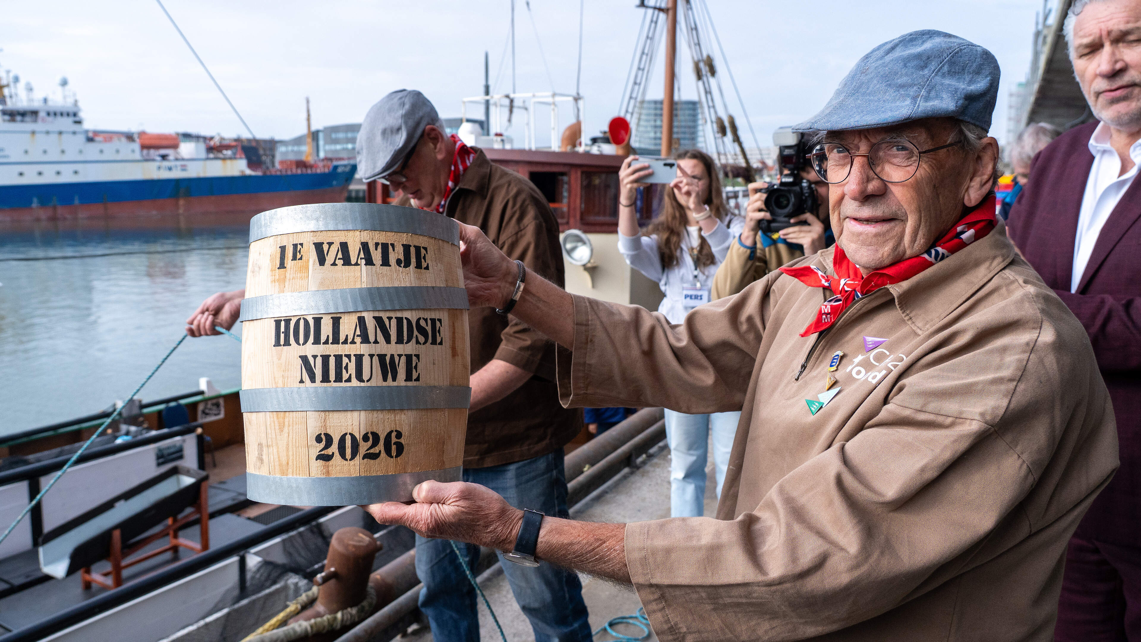 Haringkoorts in Scheveningen! Historische logger SCH 236 brengt eerste vaatje binnen: ’Een echte proteïnebom’
