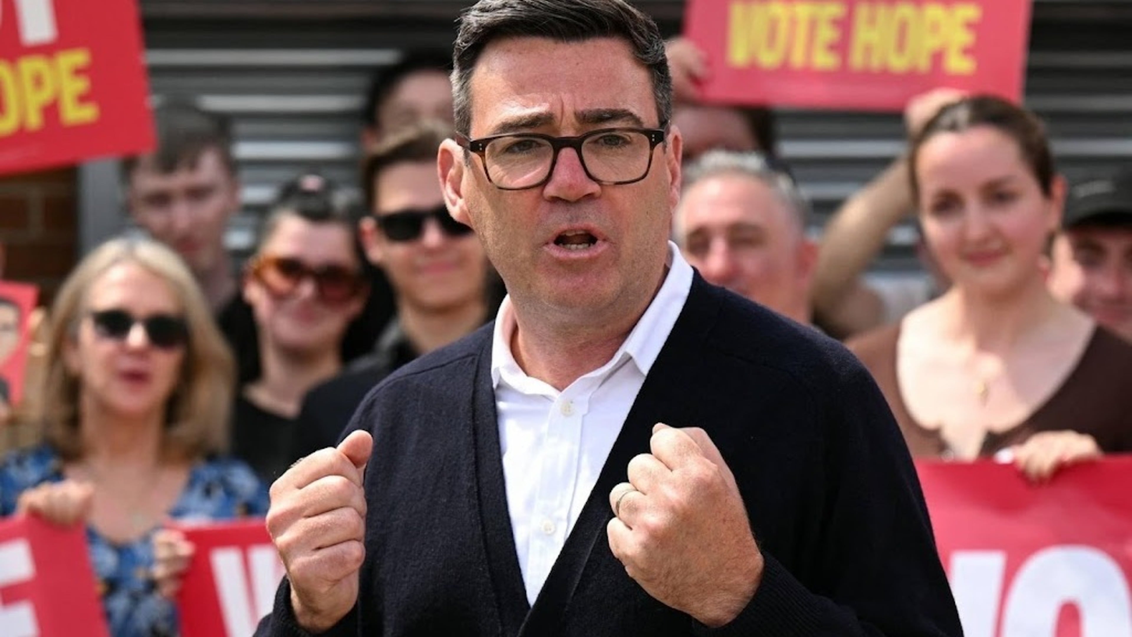 VK: Andy Burnham wint lokale verkiezingen en kan Starmer uitdagen