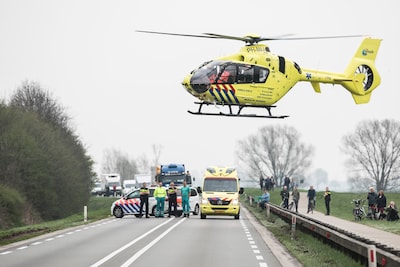 Meerdere vrachtwagens betrokken bij ernstige aanrijding op N36; grote hulpverlening op gang