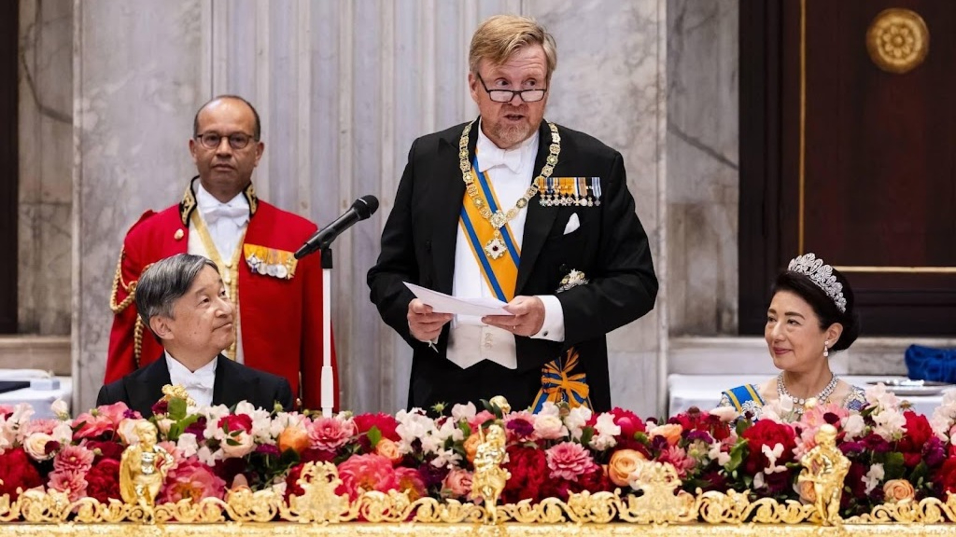 Koning erkent oorlogsleed tijdens diner met Japanse keizer