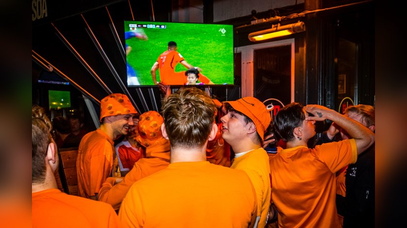 Beamer aan, Bijbel open. In deze Groningse kerk gaan oranje shirts en het evangelie samen