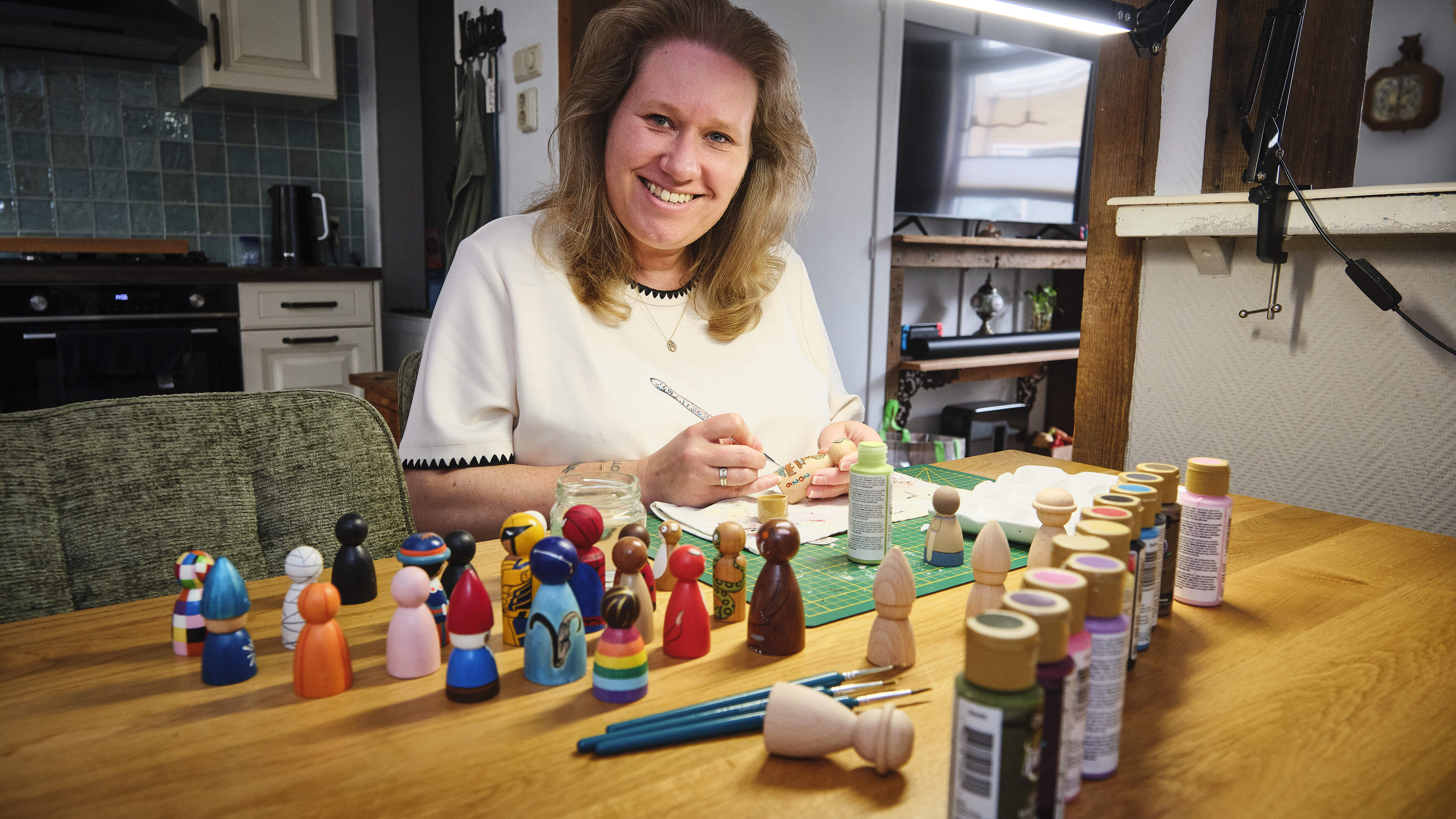 Vanessa (45) beschildert peg dolls: ’Iedereen om me heen vindt dat ik er veel te weinig voor vraag’