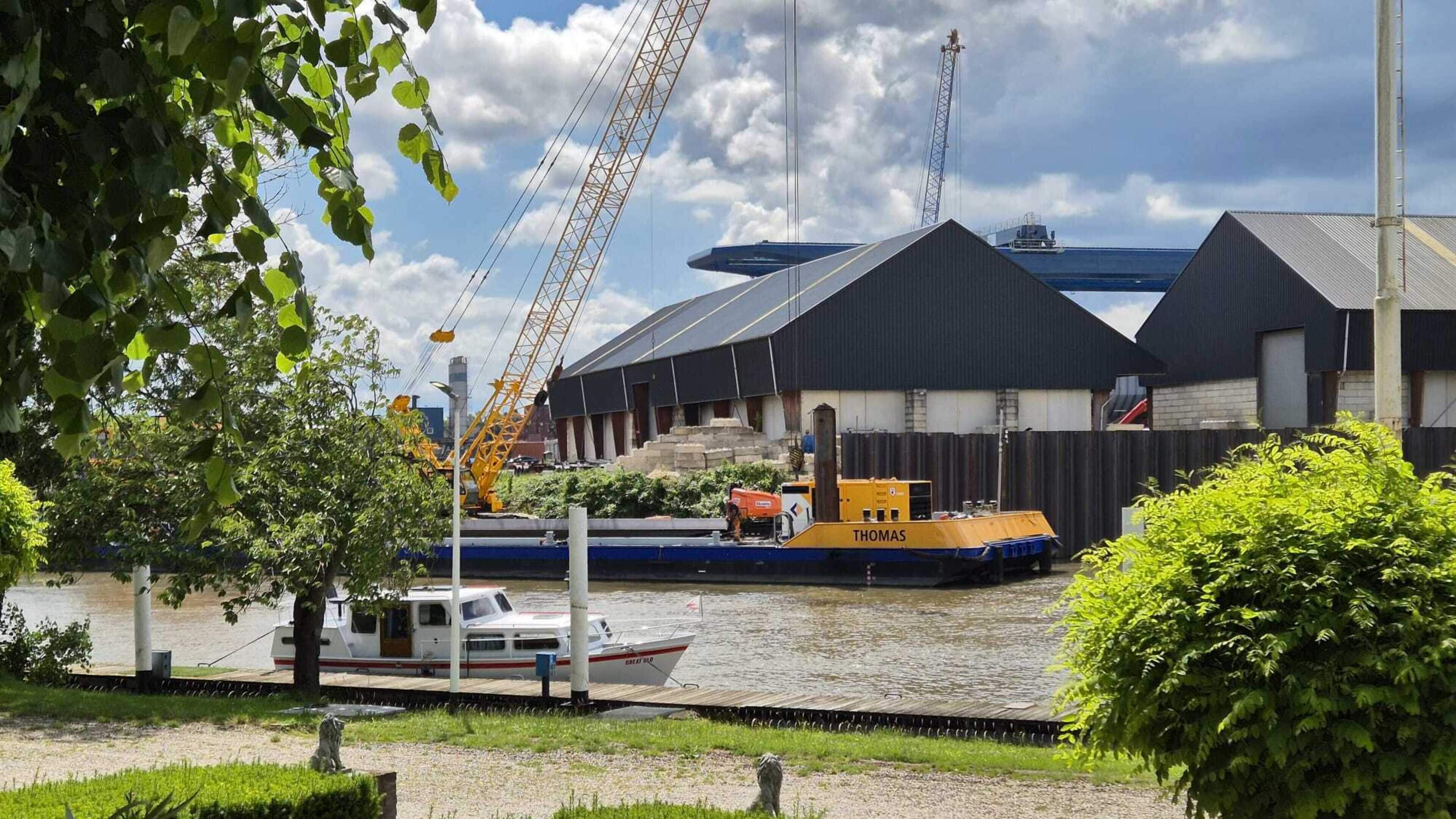 Nieuwe damwanden in Roermondse haven om bedrijven te beschermen, maar omwonenden vrezen geluid, hoogwater en omzet: ‘Het is vechten tegen de bierkaai’