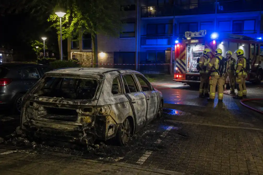 Autobranden in Helmond en Haarlem: auto volledig uitgebrand